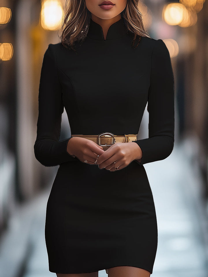 Elegant Hvit Mandarin Krage Kjole med Belte Design