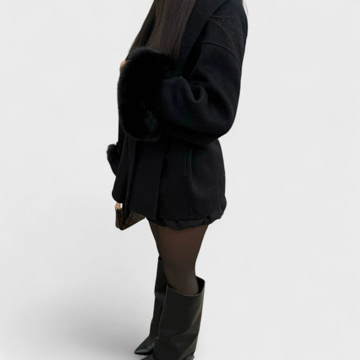 Woolcat™ – Elegant kåpe med detaljer i falsk pels